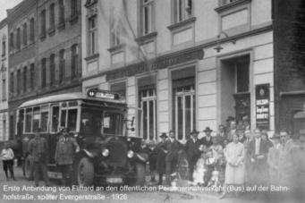 Erste Busfahrt vor dem Flittarder Hof, 1926