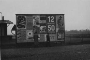 Werbung am Bahnhof Flittard